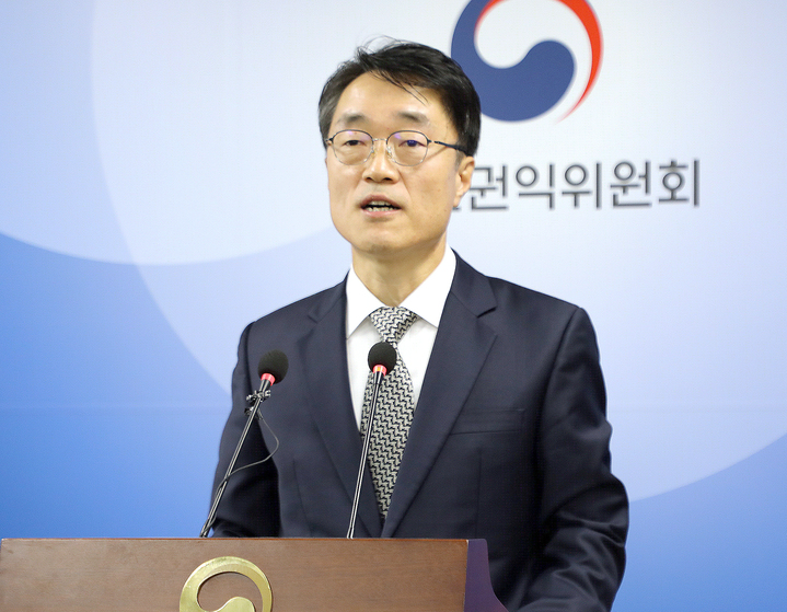 [서울=뉴시스] 한삼석 국민권익위원회 부패방지국장이 23일 세종시 정부세종청사 권익위 브리핑실에서 공공기관 채용비리 실태조사 결과를 발표하고 있다. (사진=국민권익위원회 제공) 2022.12.23. photo@newsis.com *재판매 및 DB 금지