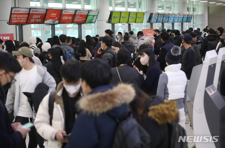 [제주=뉴시스] 우장호 기자 = 기상 악화로 제주 전역에 대설·강풍특보가 내려진 23일 오전 제주국제공항 3층 대합실이 관광객들이 몰리면서 혼잡한 모습을 하고 있다. 2022.12.23. woo1223@newsis.com