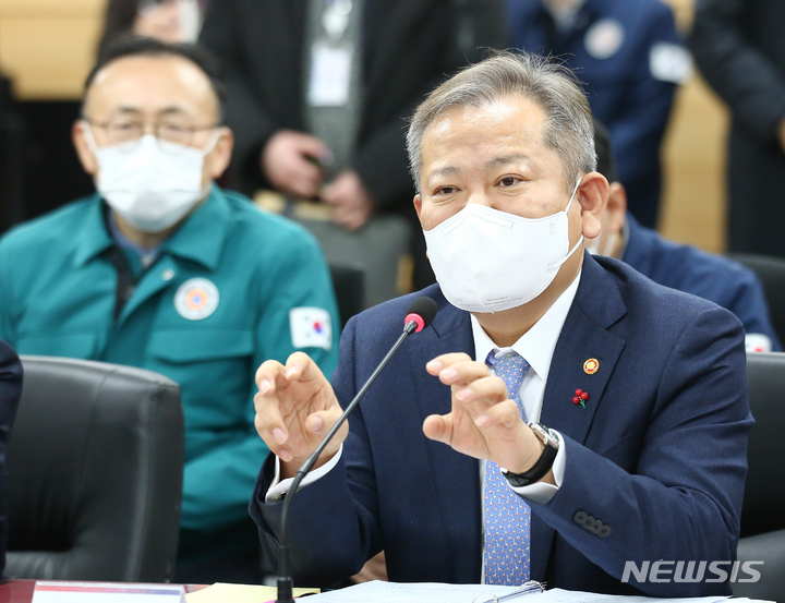 [서울=뉴시스] 국회사진기자단 = 이상민 행정안전부 장관이 지난 23일 서울 종로구 정부서울청사 종합상황실에서 열린 국회 용산 이태원 참사 진상규명과 재발방지를 위한 국정조사특별위원회의 행안부 현장조사에서 질의에 답변하고 있다 2022.12.23. photo@newsis.com