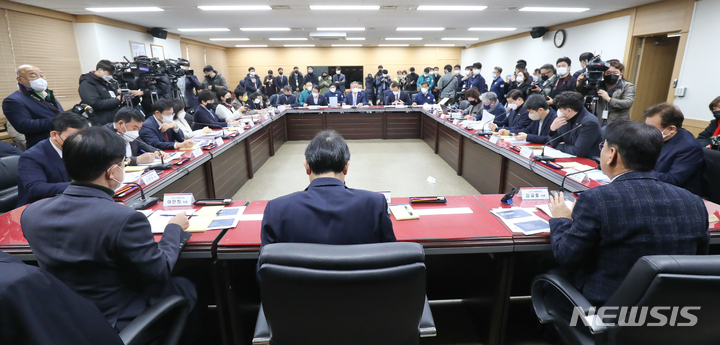 [서울=뉴시스] 국회사진기자단 = 우상호 이태원 참사 국정조사특별위원회 위원장과 특조위원들이 지난 23일 오전 서울 종로구 정부서울청사를 찾아 행안부 현장조사를 하고 있다. 2022.12.23. photo@newsis.com 2022.12.22