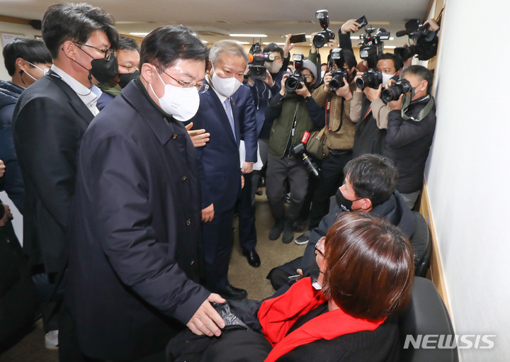 [서울=뉴시스] 국회사진기자단 = 이상민 행정안전부 장관과 이만희 국민의힘 특조위 간사가 23일 오전 서울 종로구 정부서울청사에서 열린 이태원참사 국정조사특별위원회 행정안전부 현장조사에서 유가족들에게 항의를 받고 있다. 2022.12.23. photo@newsis.com