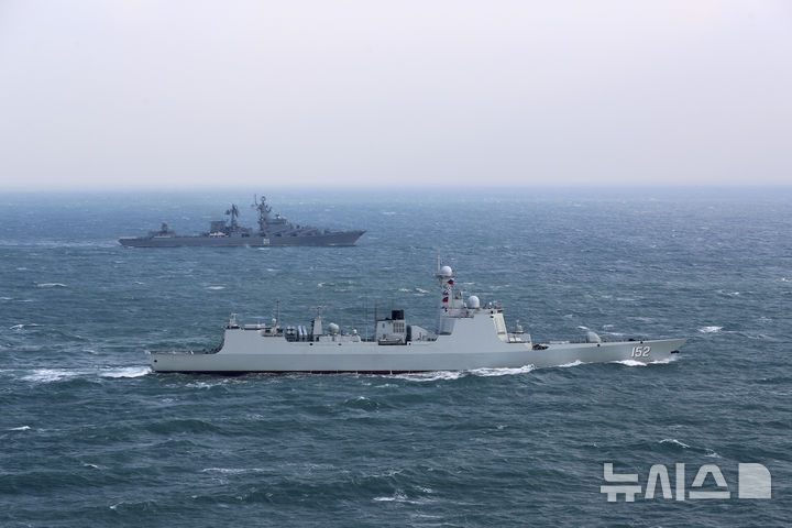 동중국해에서 중국 해군 미사일 구축함 지난이 러시아 해군 순양함 바랴그와 함께 해상 연합훈련을 실시하고 있다. 신화통신 자료사진. 2024.08.07