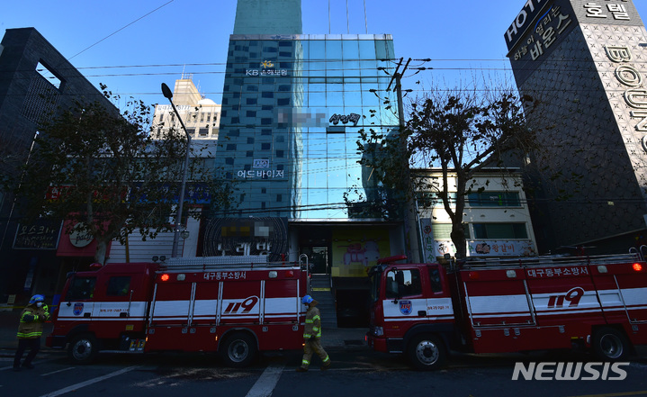 [대구=뉴시스] 이무열 기자 = 23일 오후 대구 동구 한 성인텍에서 방화로 추정되는 화재가 발생해 1명이 사망하고 2명의 부상자가 발생했다. 2022.12.23. lmy@newsis.com