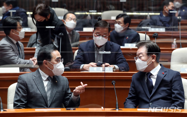 [서울=뉴시스] 이영환 기자 = 이재명 더불어민주당 대표와 박홍근 원내대표가 23일 오후 서울 여의도 국회 예결위회의장에서 열린 의원총회에 참석해 대화를 하고 있다. 2022.12.23. 20hwan@newsis.com