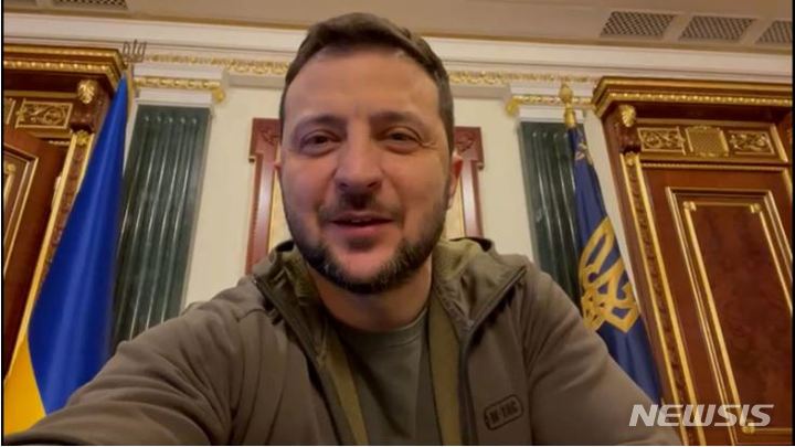 [서울=뉴시스] 미국을 방문했던 볼로디미르 젤렌스키 우크라이나 대통령이 23일(현지시간) 수도 키이우에 무사히 도착했다고 알리고 있다. (사진=젤렌스키 대통령 텔레그램 캡처) 2022.12.23.