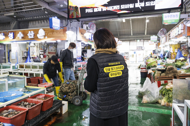 19일 광주 광산구 전통시장 '월곡시장'에서 디지털튜터가 카카오톡 채널을 활용한 마케팅 교육을 위해 시장을 찾은 모습.(사진=카카오) *재판매 및 DB 금지