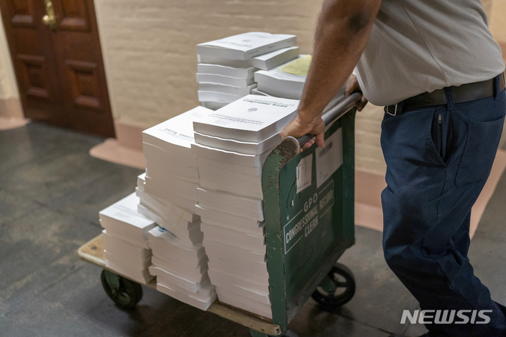 [AP/뉴시스] 미 연방 의사당에서 2022년 12월 FY2023 자료가 의원들에게 전달되고 있다