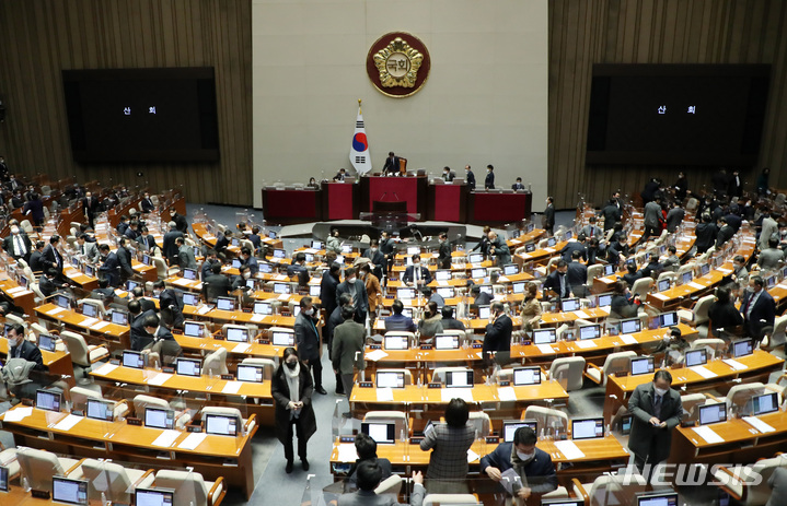 [서울=뉴시스] 이영환 기자 = 24일 오전 서울 여의도 국회 본회의장에서 열린 제401회국회(임시회) 제3차 본회의에서 김진표 국회의장이 산회를 선언하자 의원들이 본회의장을 나서고 있다. 2022.12.24. 20hwan@newsis.com