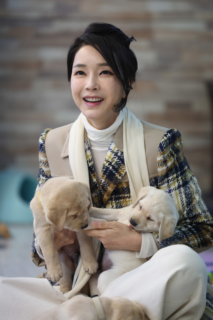 [서울=뉴시스] 윤석열 대통령 부인 김건희 여사가 24일 경기도 용인 삼성화재 안내견 학교에서 리트리버 강아지를 안아주고 있다. (사진=대통령실 제공) 2022.12.24. photo@newsis.com *재판매 및 DB 금지
