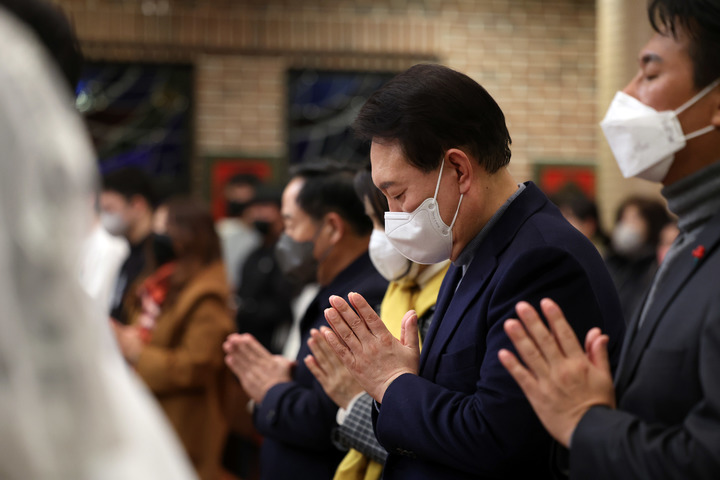 [서울=뉴시스] 윤석열 대통령이 24일 서울 중구 약현성당에서 열린 '주님 성탄 대축일 미사'에 참석해 기도하고 있다. (사진=대통령실 제공) 2022.12.24. photo@newsis.com *재판매 및 DB 금지