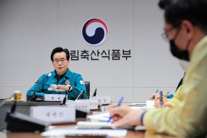 [세종=뉴시스] 정황근 농림축산식품부 장관이 25일 폭설과 한파로 인한 농업시설 피해 상황을 점검하고, 긴급 복구를 당부했다. (사진=농식품부 제공) *재판매 및 DB 금지