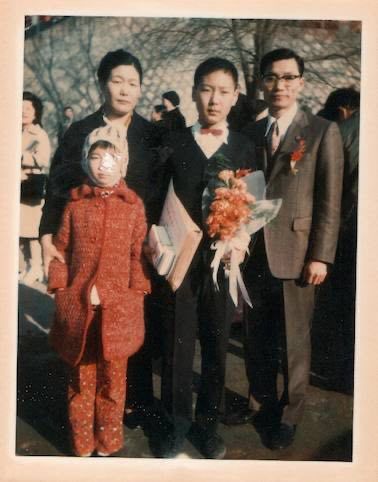 [서울=뉴시스] 윤석열 대통령과 부인 김건희 여사가 25일 서울 성북구 영암교회에서 열린 성탄절 축하 예배에 참석했다. 영암교회는 윤 대통령이 유년시절 다녔던 교회로 이날 윤 대통령의 유년부 수료증서와 초등학교 졸업 사진을 대형 화면에 띄웠다. 사진은 윤 대통령(가운데)의 초등학교 졸업사진. (사진=대통령실 제공) 2022.12.25. photo@newsis.com *재판매 및 DB 금지