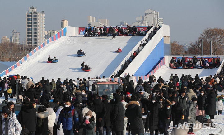 [서울=뉴시스] 권창회 기자 = 지난해 크리스마스인 25일 서울 광진구 뚝섬 한강공원 내 눈썰매장이 시민들로 붐비고 있는 모습. 2022.12.25. kch0523@newsis.com