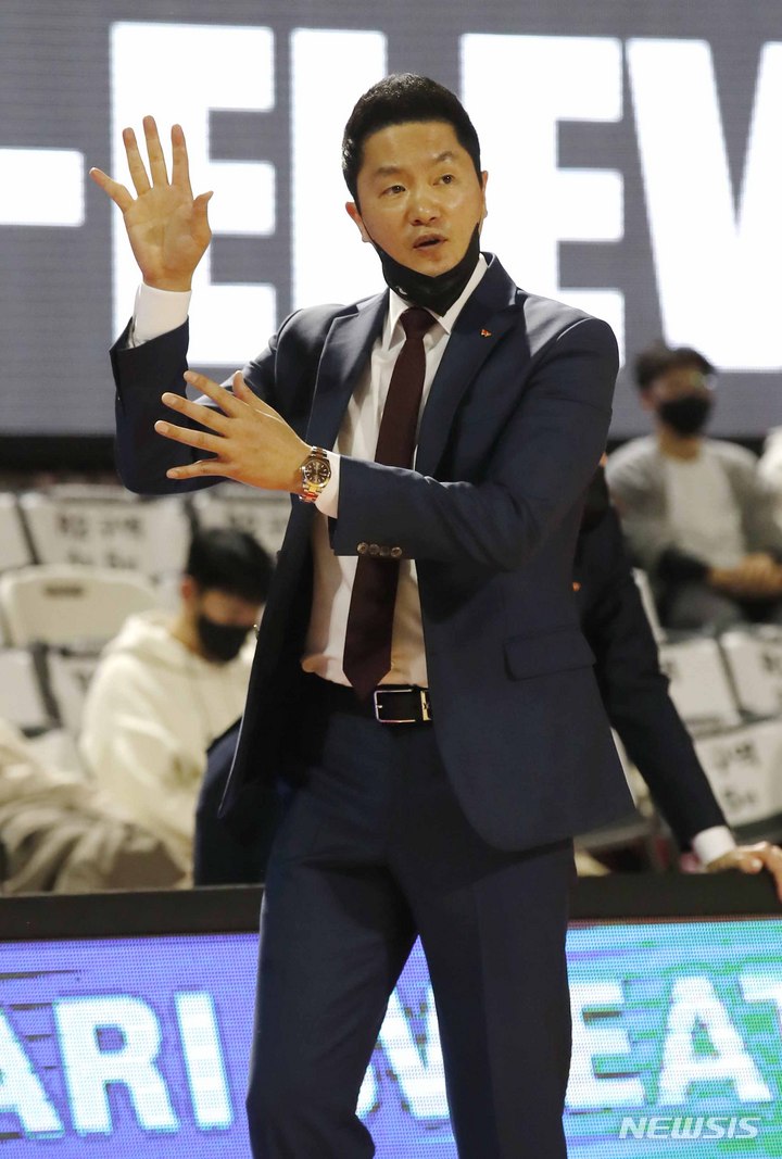 [서울=뉴시스] 정병혁 기자 = 25일 서울 송파구 잠실학생체육관에서 열린 2022-2023 KBL 서울 SK 나이츠 대 서울 삼성 썬더스의 경기, SK 전희철 감독이 작전지시를 하고 있다. 2022.12.25. jhope@newsis.com