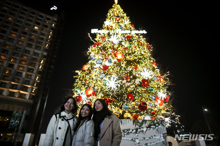 [서울=뉴시스] 정병혁 기자 = 크리스마스인 25일 오후 서울 중구 서울광장에 설치된 크리스마스 트리를 찾은 시민들이 즐거운 시간을 보내고 있다. 2022.12.25. jhope@newsis.com