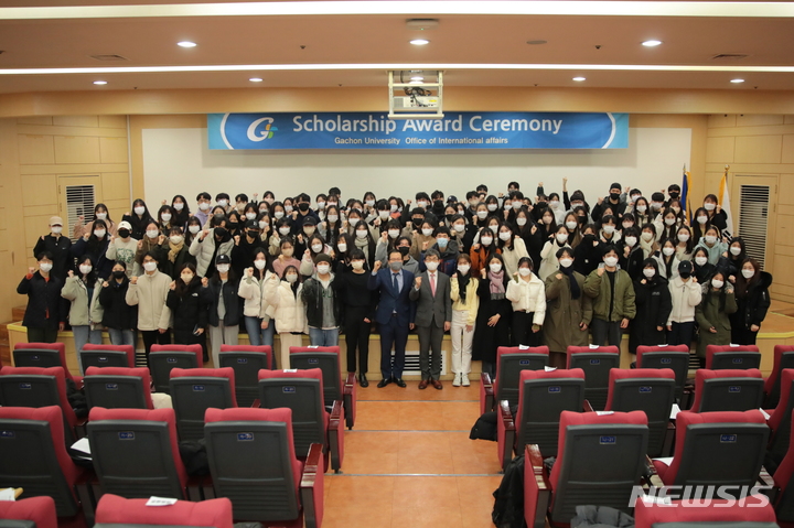 [성남=뉴시스] 가천대는 파견에 앞서 지난 12일 대학 글로벌센터 국제홀에서 장학증 수여식을 열고 학생들에게 장학금을 수여 했다.
