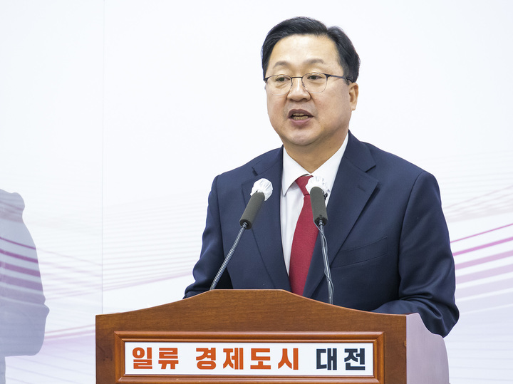 [대전=뉴시스] 조명휘 기자 = 이장우 대전시장이 26일 오전 시청 브리핑룸에서 내년도 국비확보 내용을 설명하고 있다. 2022.12.26. photo@newsis.com *재판매 및 DB 금지