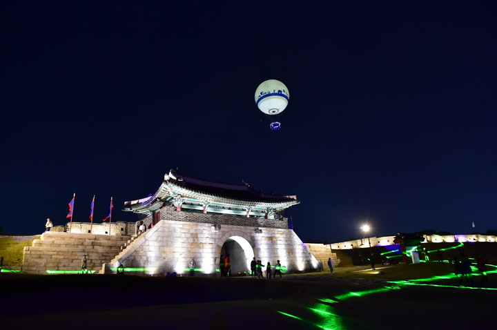 [수원=뉴시스] 수원화성의 4대문 가운데 동쪽 문인 '창룡문' 전경. 1795년 5월 8일 공사를 시작해 10월 17일 마쳤다. 성문을 보호하기 위한 옹성을 반달 모양으로 쌓았는데 장안문, 팔달문과 달리 한쪽을 열어놓았다. (사진=수원시 제공) 2022.12.26. photo@newsis.com *재판매 및 DB 금지