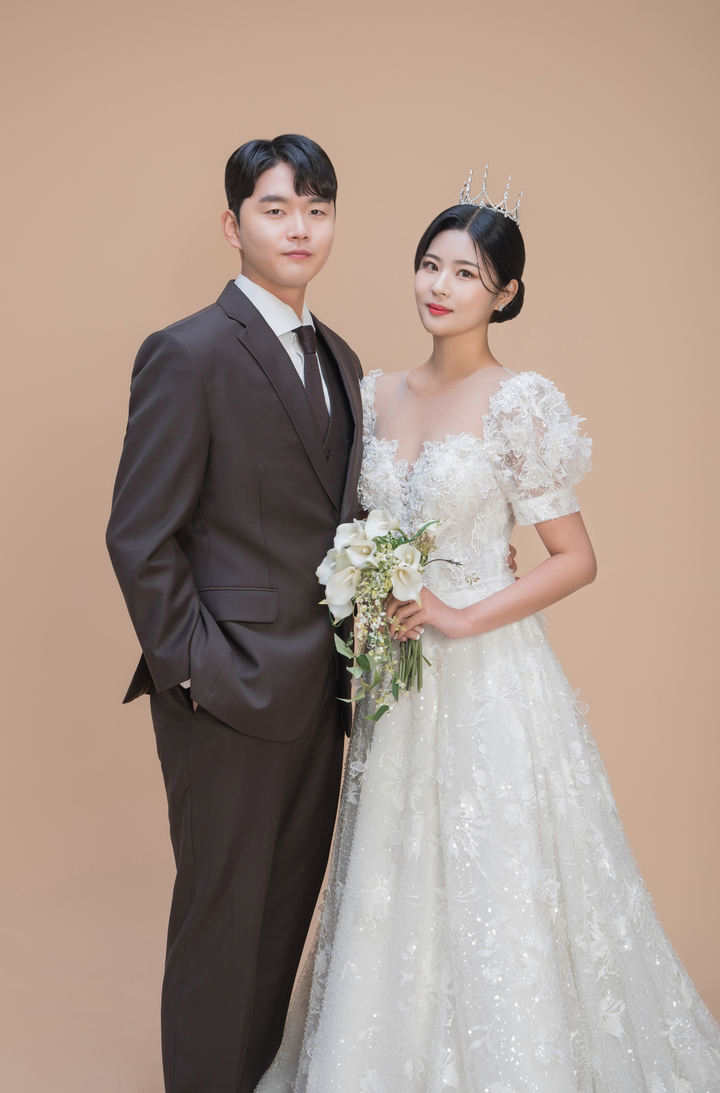 [서울=뉴시스] KIA 타이거즈 남하준과 예비신부 이이슬씨. (사진 = KIA 타이거즈제공)   *재판매 및 DB 금지