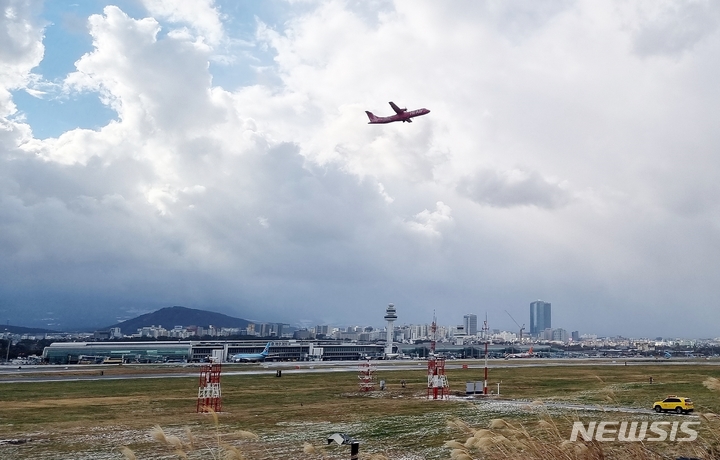 [제주=뉴시스] 하이에어 항공기가 제주공항 남북활주로를 이용해 이륙하는 모습. (뉴시스DB)