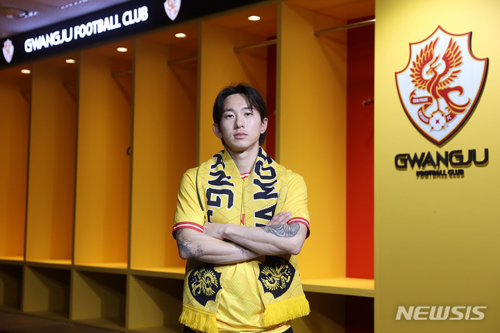 [서울=뉴시스]프로축구 K리그1 승격 광주, 공격수 신창무 영입 (사진 = 광주FC 제공)