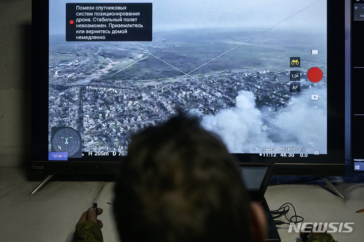 [바흐무트=AP/뉴시스] 지난해 12월25일(현지시간) 사진으로, 우크라이나군이 동부 도네츠크주 바흐무트 지하 지휘센터에서 드론 피드를 지켜보고 있다. 