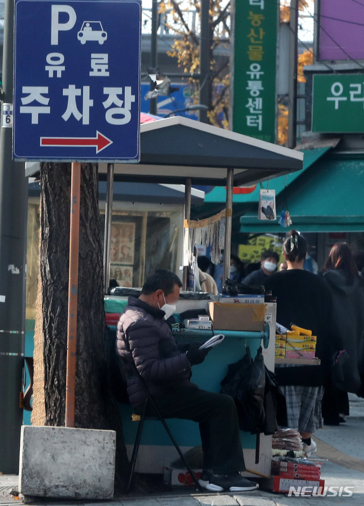 [서울=뉴시스] 추상철 기자 = 서울 중구 남대문시장에서 노점상인이 손님을 기다리고 있다. 2022.12.30. scchoo@newsis.com