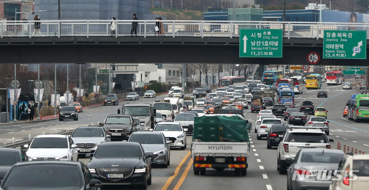 [서울=뉴시스] 추상철 기자 = 점심시간 서울 용산구 한남동 거리에 차량이 서행하고 있다. 2022.12.30. scchoo@newsis.com