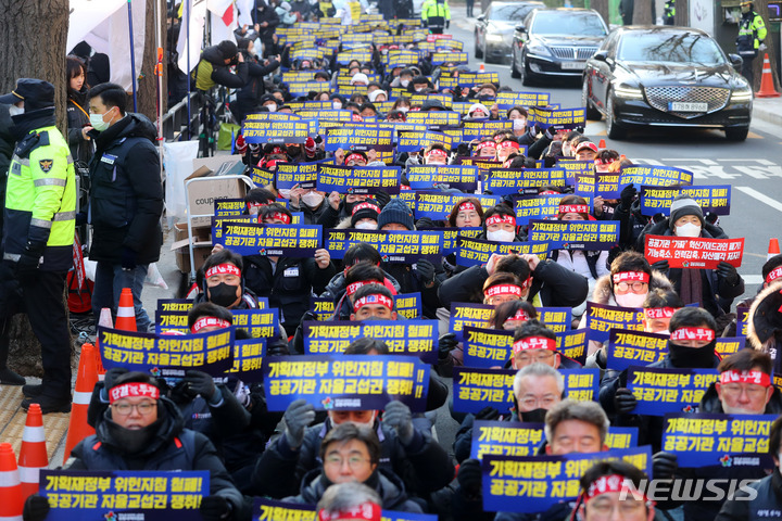 [서울=뉴시스] 배훈식 기자 = 양대노총 공공부문 노동조합 공동대책위원회 소속 조합원들이 26일 오전 서울 종로구 정부서울청사 후문 앞에서 기획재정부 공공기관운영위원회 규탄 결의대회를 하고 있다. 2022.12.26. dahora83@newsis.com