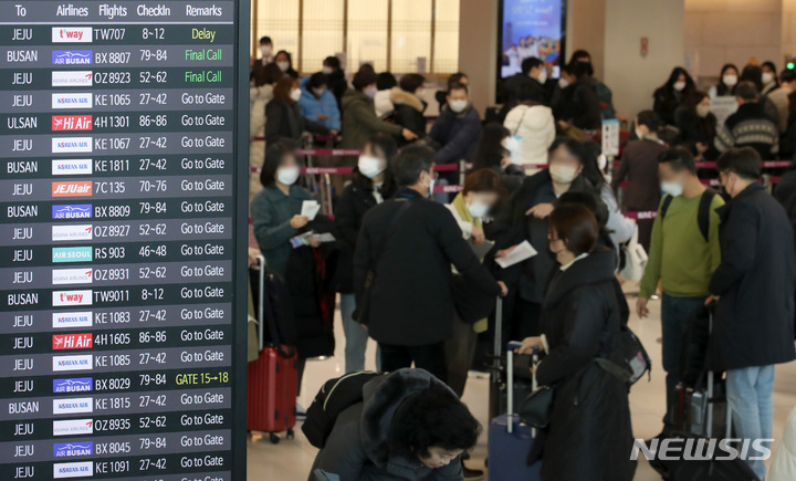 [서울=뉴시스] 조성우 기자 = 26일 오전 서울 강서구 김포국제공항 국내선 청사가 여행객들로 붐비고 있다. 2022.12.26. xconfind@newsis.com