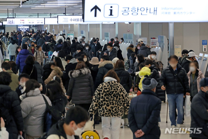 [서울=뉴시스] 조성우 기자 = 26일 오전 서울 강서구 김포국제공항 국내선 청사가 여행객들로 붐비고 있다. 2022.12.26. xconfind@newsis.com