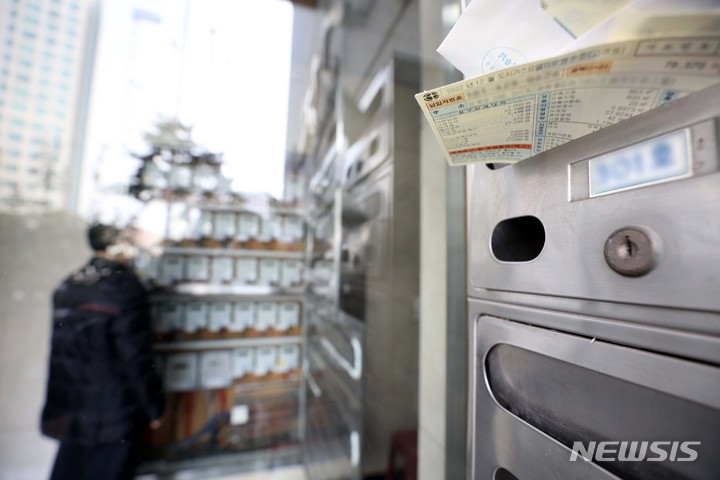 [서울=뉴시스] 김선웅 기자 = 서울 시내의 한 오피스텔에서 한 시민이 전기계량기를 살펴보고 있다. 2022.12.26. mangusta@newsis.com