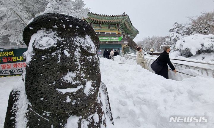 [제주=뉴시스] 우장호 기자 = 제주 한라산 1100고지에 서 있는 돌하르방이 눈 속에 묻혀 있다. (뉴시스DB) woo1223@newsis.com