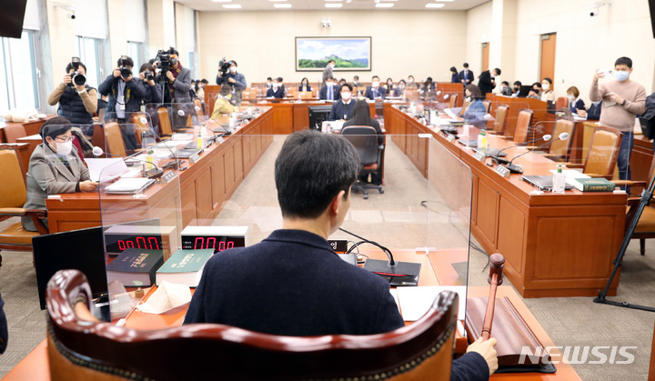 [서울=뉴시스] 전진환 기자 = 26일 오후 서울 여의도 국회에서 환경노동위원회 고용노동법안심사소위원회가 열리고 있다. 2022.12.26. amin2@newsis.com