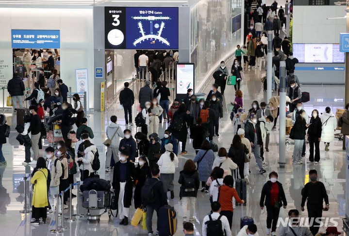 [인천공항=뉴시스] 인천국제공항 제1여객터미널 출국장이 해외여행객들로 붐비고 있다. (사진=뉴시스 DB). photo@newsis.com