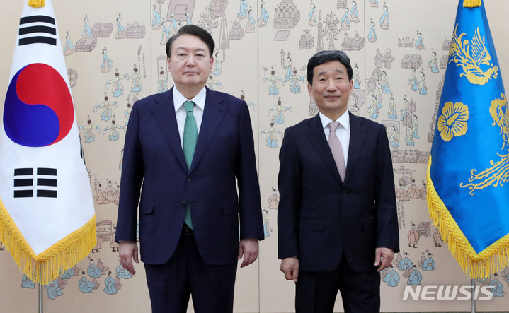 [서울=뉴시스] 홍효식 기자 = 윤석열 대통령이 26일 오후 서울 용산 대통령실에서 열린 2022년 제2차 추계 재외공관장 신임장 수여식에서 김완중 주호주 대사에게 신임장을 수여한 후 기념촬영하고 있다. 2022.12.26. yesphoto@newsis.com