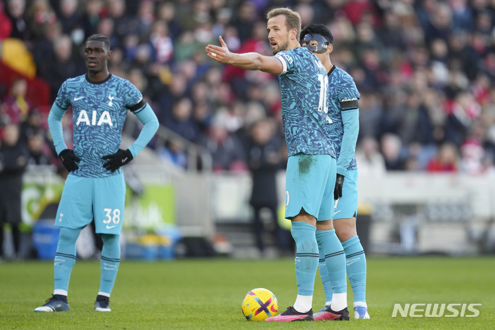 [런던=AP/뉴시스] 토트넘 홋스퍼의 손흥민(오른쪽)과 해리 케인이 26일(현지시간) 영국 런던의 지테크 커뮤니티 스타디움에서 열린 2022~23 잉글랜드 프리미어리그(EPL) 17라운드 브렌트퍼드와의 경기 전반 10분 손흥민이 얻어낸 프리킥 준비를 하고 있다. 2022.12.26.