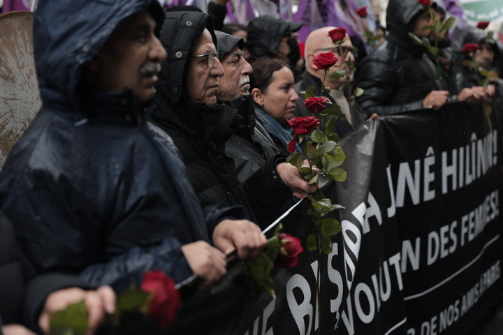 [파리=AP/뉴시스] 26일(현지시간) 쿠르드족 활동가들이 파리에서 2013년 총격으로 사망한 3명의 여성 쿠르드족 활동가들을 추모하기 위해 장미를 들고 있다. 프랑스 검찰은 69세의 프랑스인이 지난 23일 총격 사건에 대해 인종적 동기 살인, 살인 미수, 무기 위반 혐의로 기소를 당했다고 밝혔다. 총격 사건은 프랑스의 쿠르드족 사회에 충격과 분노를 안겼다. *재판매 및 DB 금지
