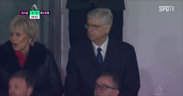 [서울=뉴시스]27일 오전(한국시간) 아스널과 웨스트햄 유나이티드의 2022~2023시즌 잉글랜드 프로축구 프리미어리그(EPL) 17라운드 경기에서 아르센 벵거 감독이 관중석에 모습을 드러냈다.(사진=SPOTV NOW 갈무리) 2022.12.27. photo@newsis.com *재판매 및 DB 금지