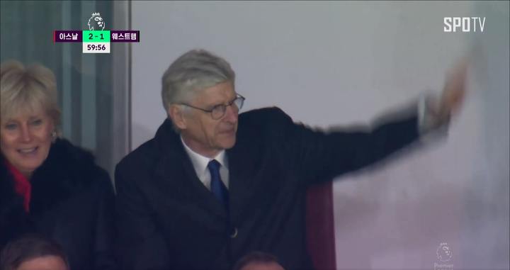 [서울=뉴시스]27일 오전(한국시간) 아스널과 웨스트햄 유나이티드의 2022~2023시즌 잉글랜드 프로축구 프리미어리그(EPL) 17라운드 경기에서 아르센 벵거 감독이 관중석에 모습을 드러냈다.(사진=SPOTV NOW 갈무리) 2022.12.27. photo@newsis.com *재판매 및 DB 금지