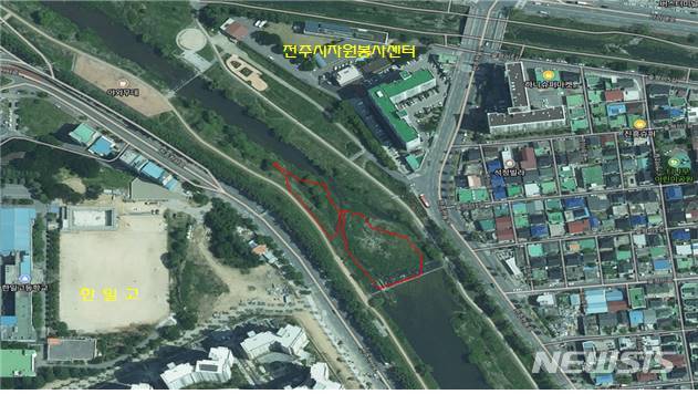 [전주=뉴시스]윤난슬 기자 = 전북 전주시는 갈수기인 겨울철을 맞아 홍수 침수 피해 방지와 재해예방을 위해 하천에 퇴적토 준설 및 지장 수목을 제거하는 하도정비사업을 시행할 계획이라고 27일 밝혔다.(사진=전주시 제공)