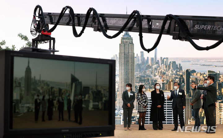 [파주=뉴시스] 전병극 문화체육관광부 제1차관이 27일 경기도 파주 CJ ENM 스튜디오센터에서 열린 방송영상콘텐츠 제작 현장 방문 및 정책 발표에서 버추얼 스튜디오를 둘러보고 있다. (사진=문화체육관광부 제공) 2022.12.27. photo@newsis.com *재판매 및 DB 금지