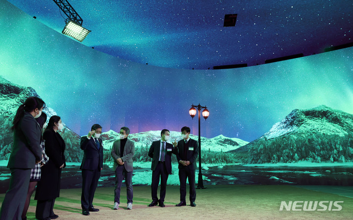 [파주=뉴시스] 전병극 문화체육관광부 제1차관이 27일 경기도 파주 CJ ENM 스튜디오센터에서 열린 방송영상콘텐츠 제작 현장 방문 및 정책 발표에서 버추얼 스튜디오를 둘러보고 있다. (사진=문화체육관광부 제공) 2022.12.27. photo@newsis.com *재판매 및 DB 금지