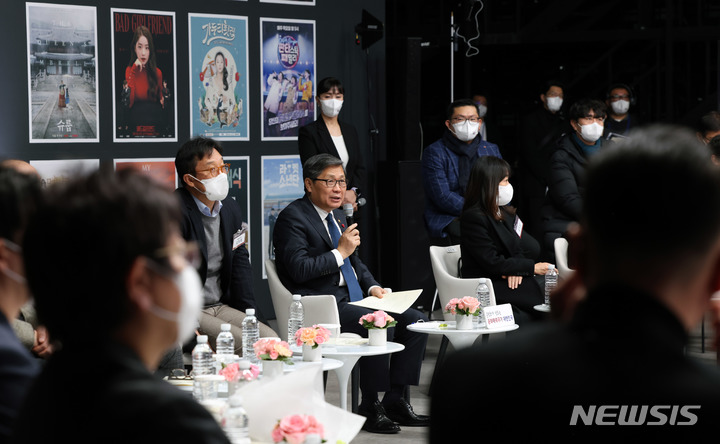 [파주=뉴시스] 전병극 문화체육관광부 제1차관이 27일 경기도 파주 CJ ENM 스튜디오센터에서 열린 방송영상콘텐츠 제작 현장 방문 및 정책 발표에서 제6차 방송영상산업 진흥 중장기계획을 발표한 뒤 현장 관계자들과 간담회를 갖고 있다. (사진=문화체육관광부 제공) 2022.12.27. photo@newsis.com *재판매 및 DB 금지