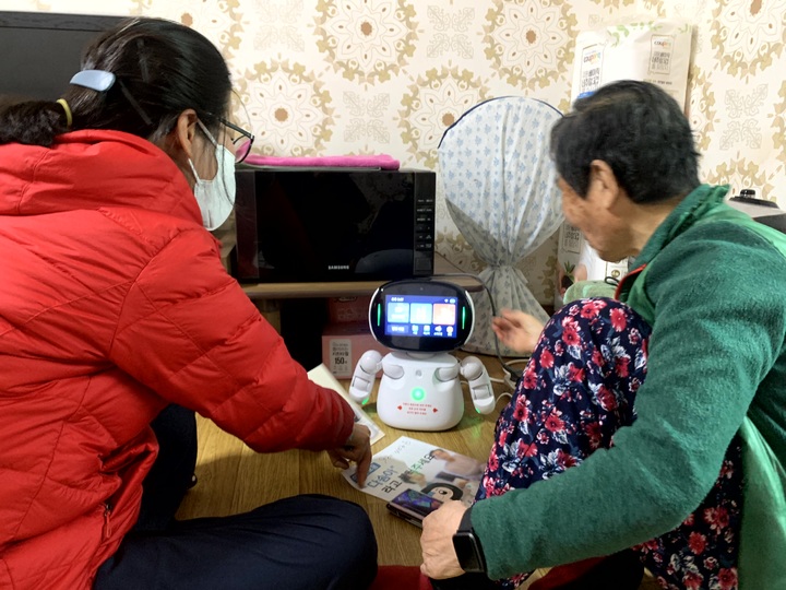 [인천=뉴시스] 인천 강화군 어르신이 사물인터넷 기술을 활용한 비대면 건강관리 서비스를 이용하고 있다. (사진=강화군 제공) *재판매 및 DB 금지