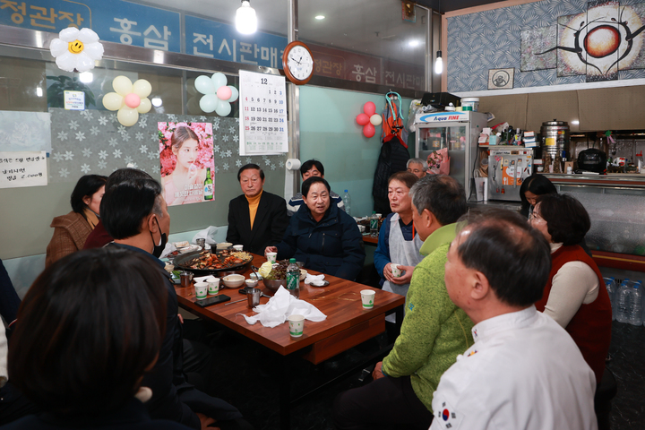 금곡동 보행 친화 공간 조성사업 정상화와 관련해 주민들과 간담회를 갖고 있는 주광덕 남양주시장. (사진=남양주시 제공) *재판매 및 DB 금지