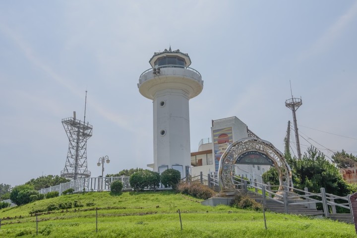 [울산=뉴시스] 유재형 기자 = 울산시 울주군은 간절곶과 간절곶 등대가 ‘2023년 새해맞이 전국 일출 명소’와 ‘가장 아름다운 등대’로 선정됐다고 27일 밝혔다. 사진은 간절곶 등대. 2022.12.27. (사진= 울주군 제공)photo@newsis.com *재판매 및 DB 금지