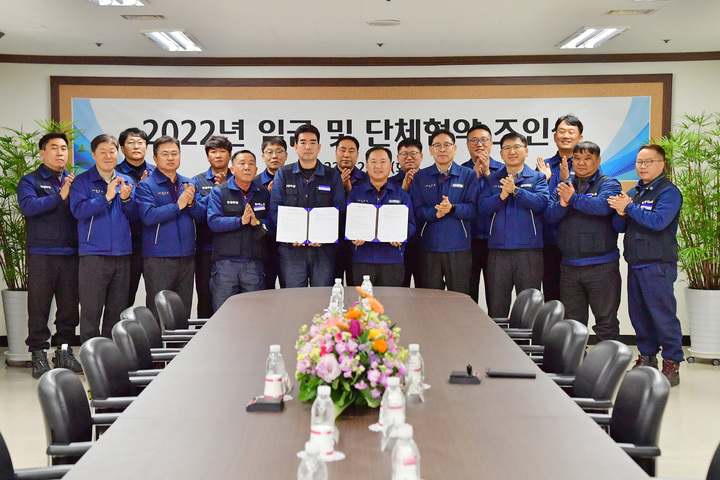 [울산=뉴시스]27일 현대미포조선 울산 본사 한우리회관 교섭회의실에서 김형관 사장과 정영진 노조 위원장, 노사 교섭위원들이 참석한 가운데 2022년 임금 및 단체협약 조인식이 열리고 있다. (사진=현대미포조선 제공) 2022.12.27. photo@newsis.com *재판매 및 DB 금지
