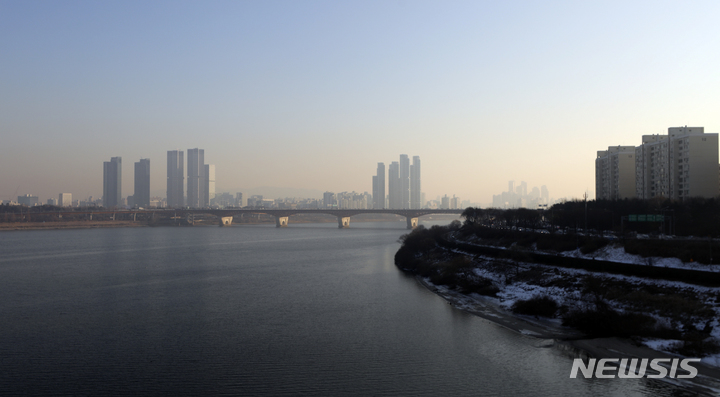 [서울=뉴시스] 최진석 기자 = 서울 대부분 지역에 초미세먼지가 '나쁨' 상태를 나타내고 있는 지난 27일 오전 서울 동호대교 위에서 바라본 도심이 뿌옇다. 2022.12.27. myjs@newsis.com