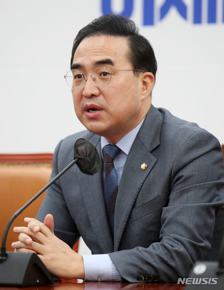 [서울=뉴시스] 고범준 기자 = 박홍근 더불어민주당 원내대표가 27일 오전 서울 여의도 국회에서 열린 원내대책회의에서 발언을 하고 있다. 2022.12.27. bjko@newsis.com